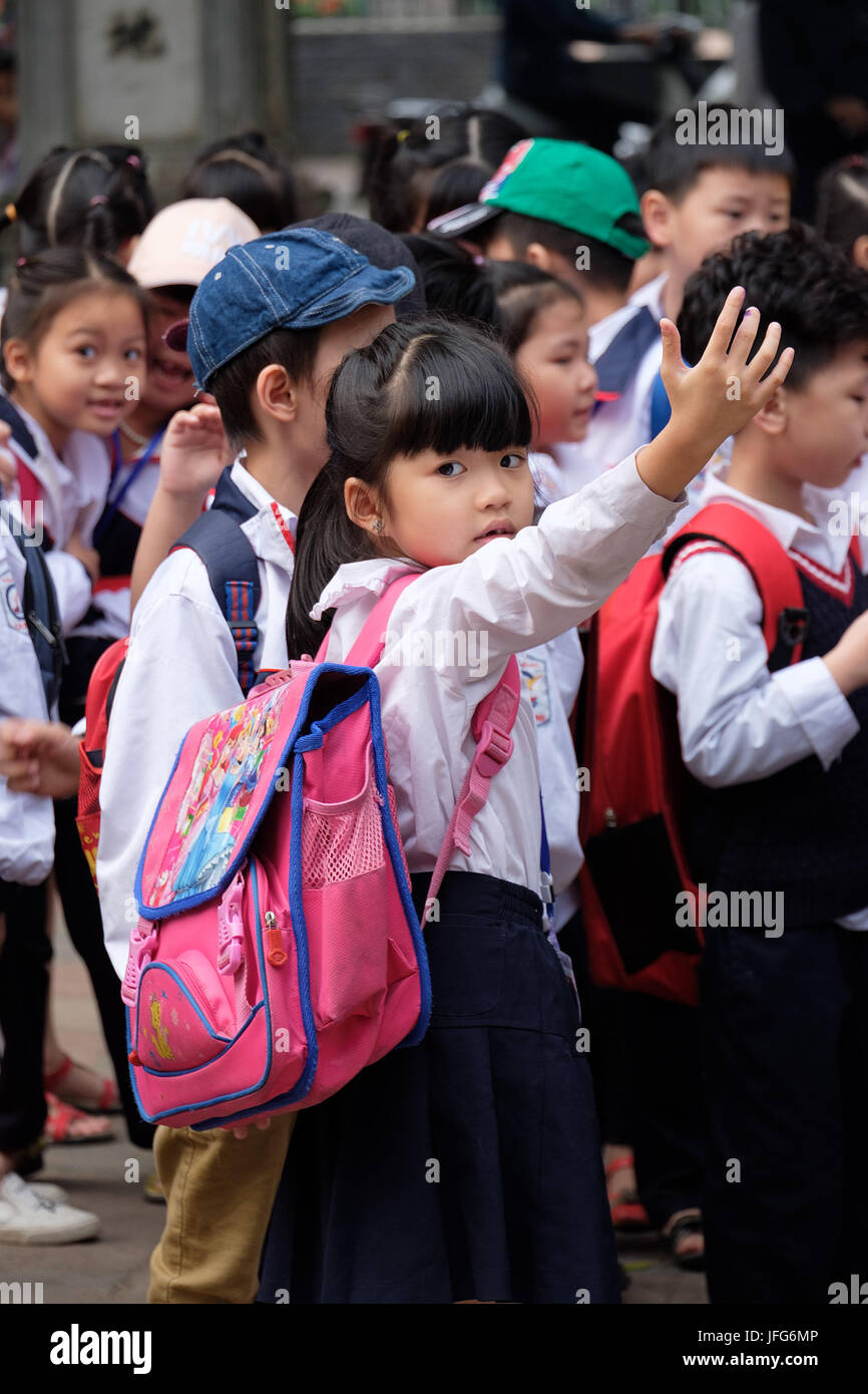 Asiatische Mädchen auf Kamera unter anderem junge Kinder während einer Schule Tagesausflug Stockfoto