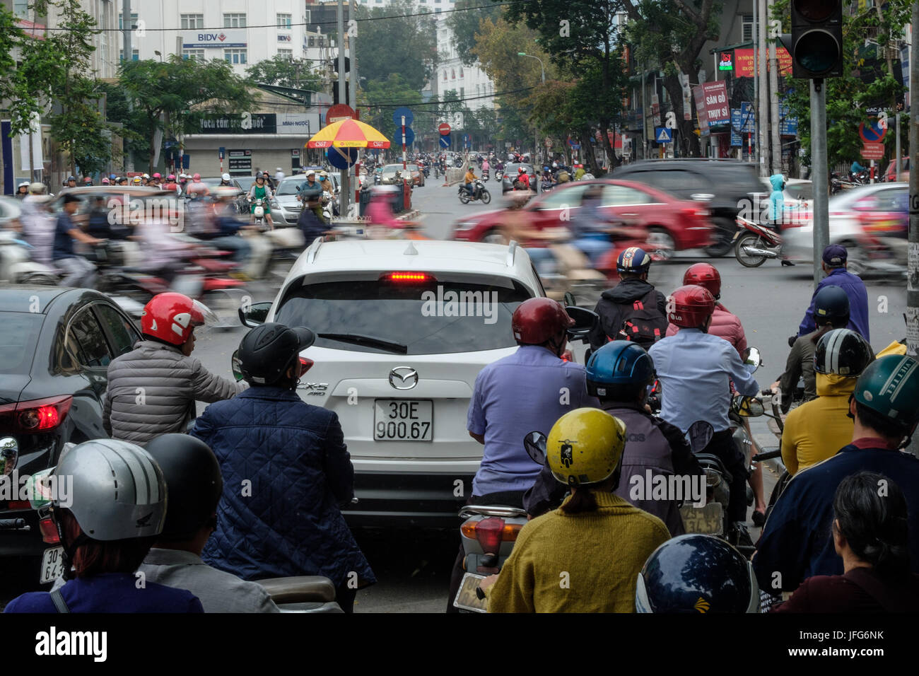 Tausende von Motorroller während der Rush Hour in Hanoi, Vietnam, Asien Stockfoto