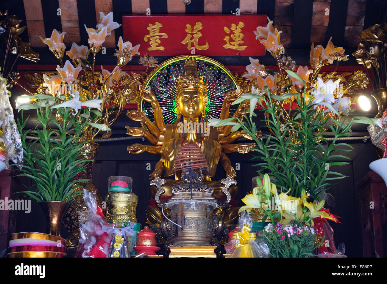 Guanyin Göttin der Barmherzigkeit Schrein in der Einsäulenpagode in Hanoi, Vietnam, Asien Stockfoto