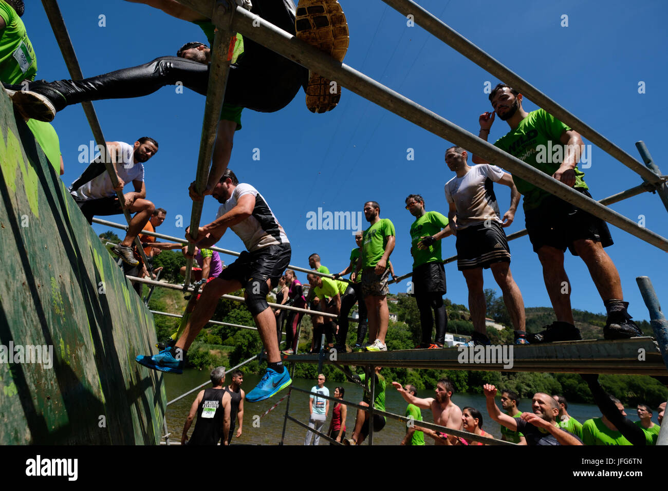 Sportler während der Teilnahme an einem hindernisparcours Rennen Stockfoto