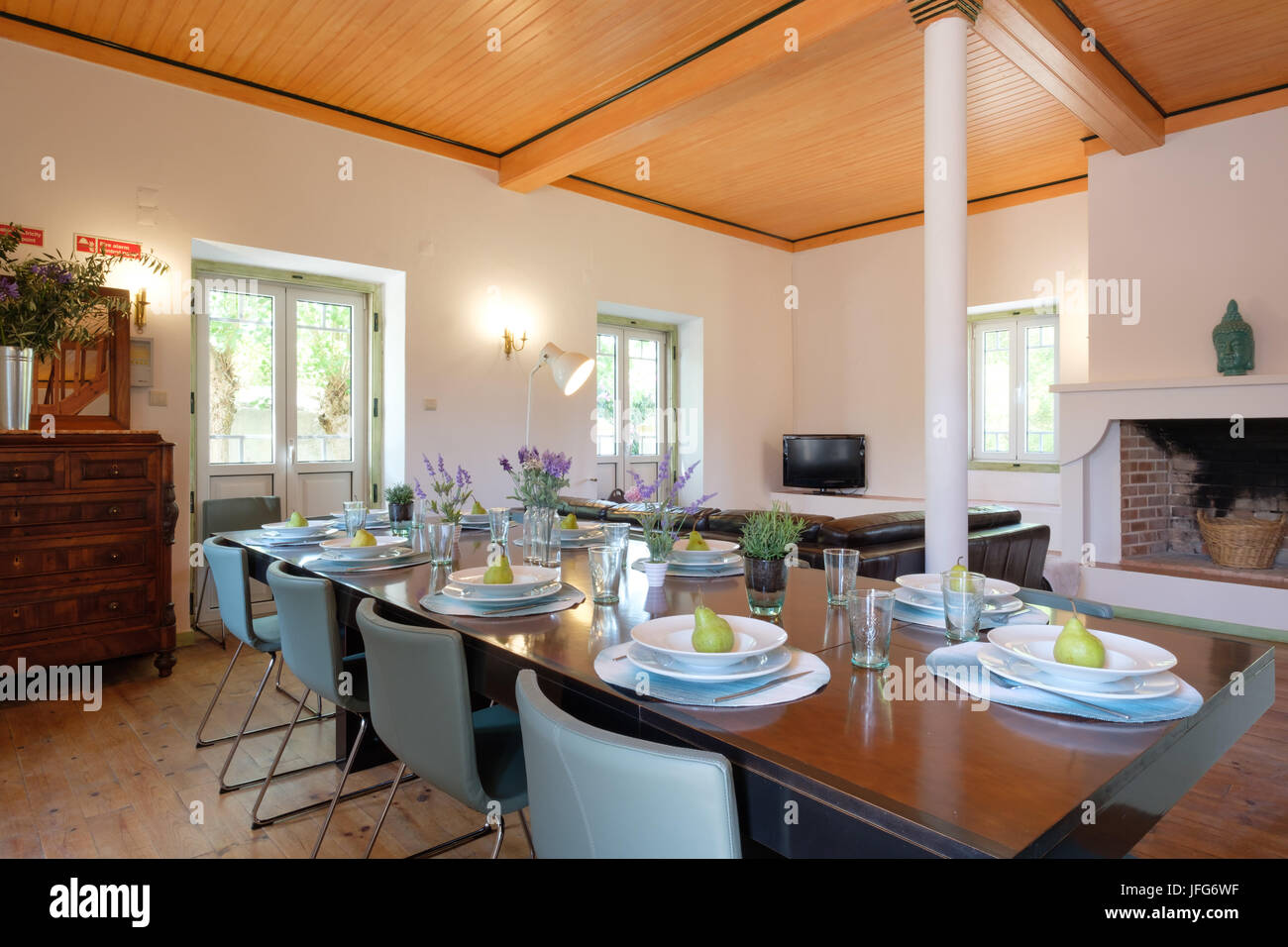 Großer Tisch im Esszimmer Stockfoto