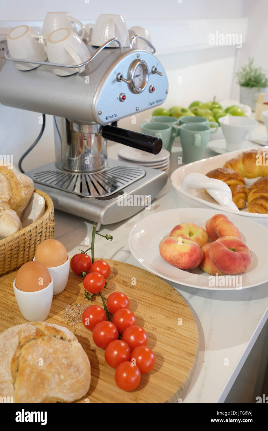 Frühstückstisch mit Kaffeemaschine Stockfoto