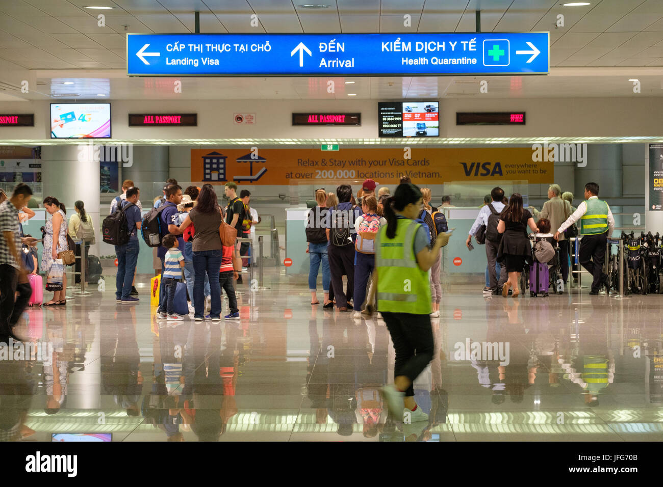 Vor der Ankunftshalle im Tan Son Nhat International Airport in Ho Chi Minh City, Vietnam, Asien Stockfoto