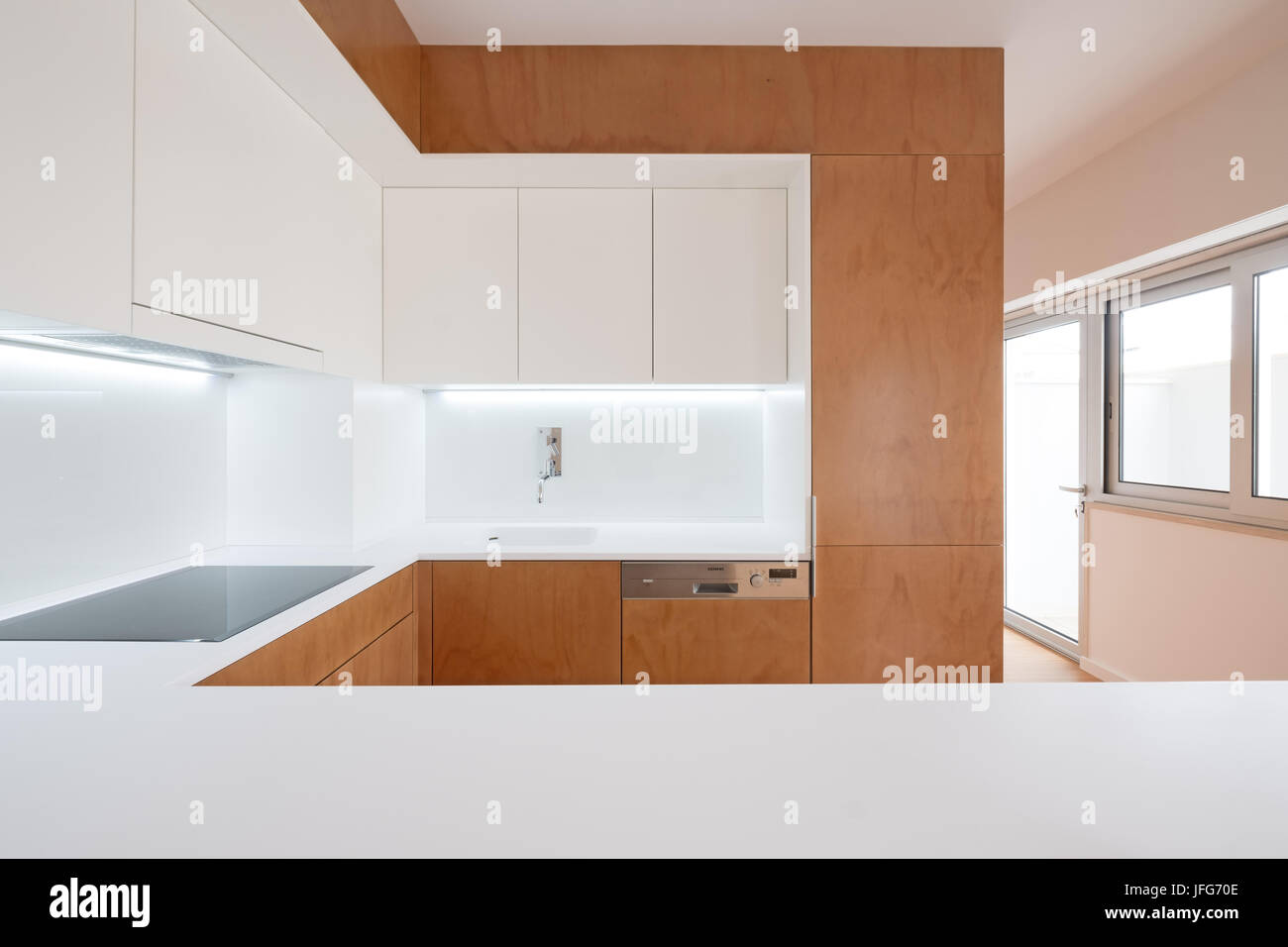 Moderne Küche Einrichtung mit weißen und Holz Schränke Stockfoto