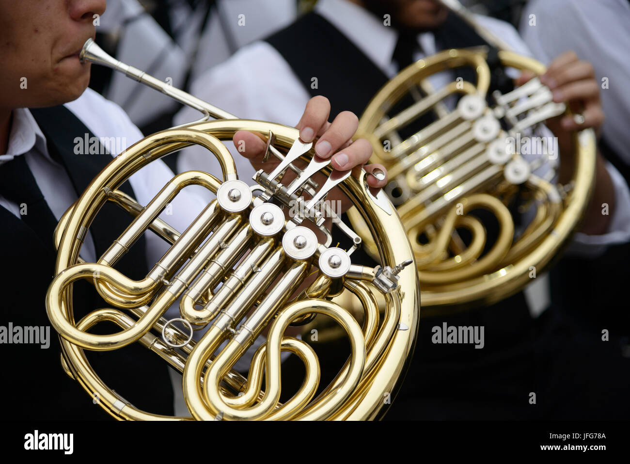 Zwei Musiker spielen auf dem Horn Stockfoto