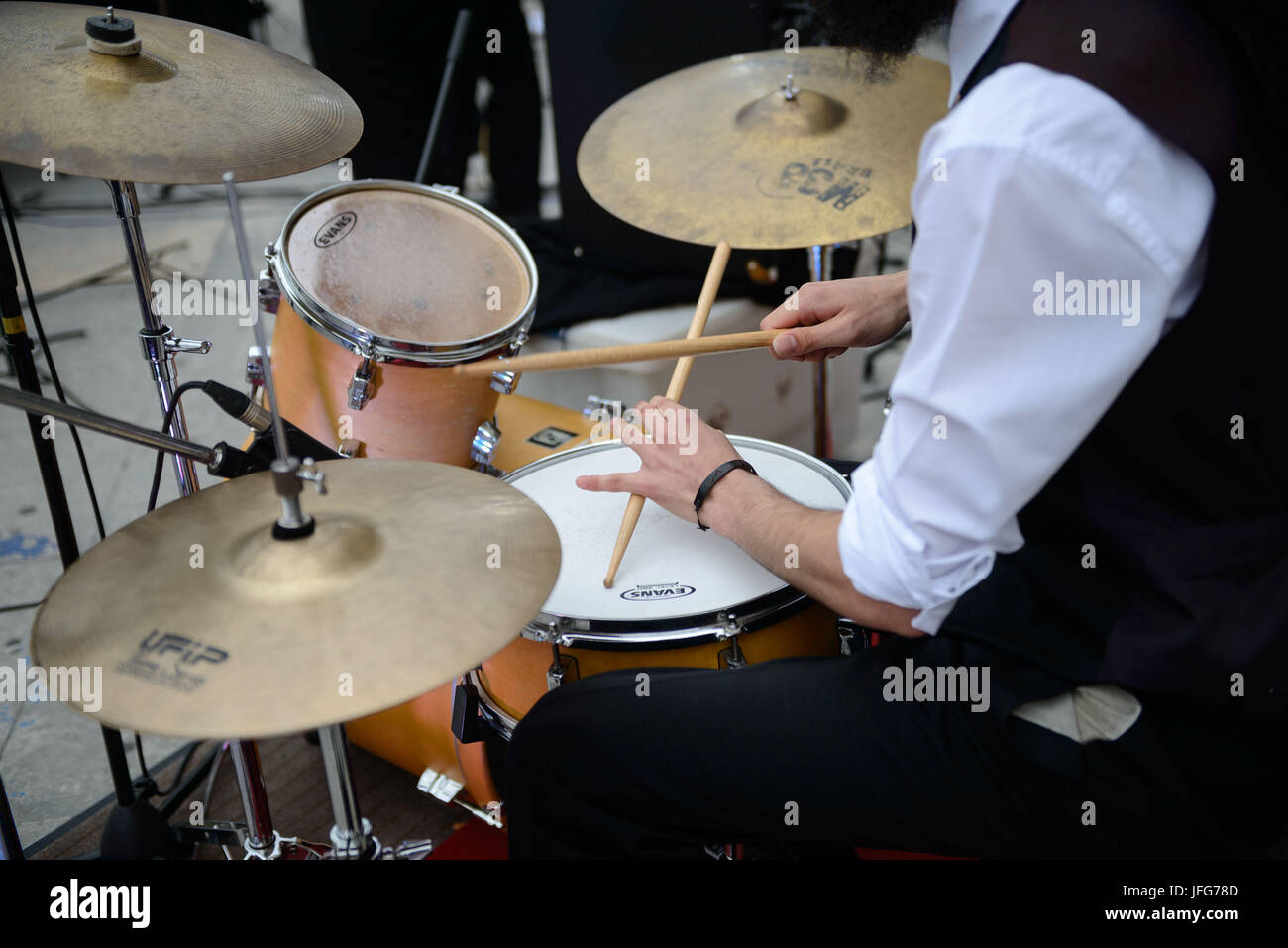 Nahaufnahme von Drummer Schlagzeug spielen Stockfoto