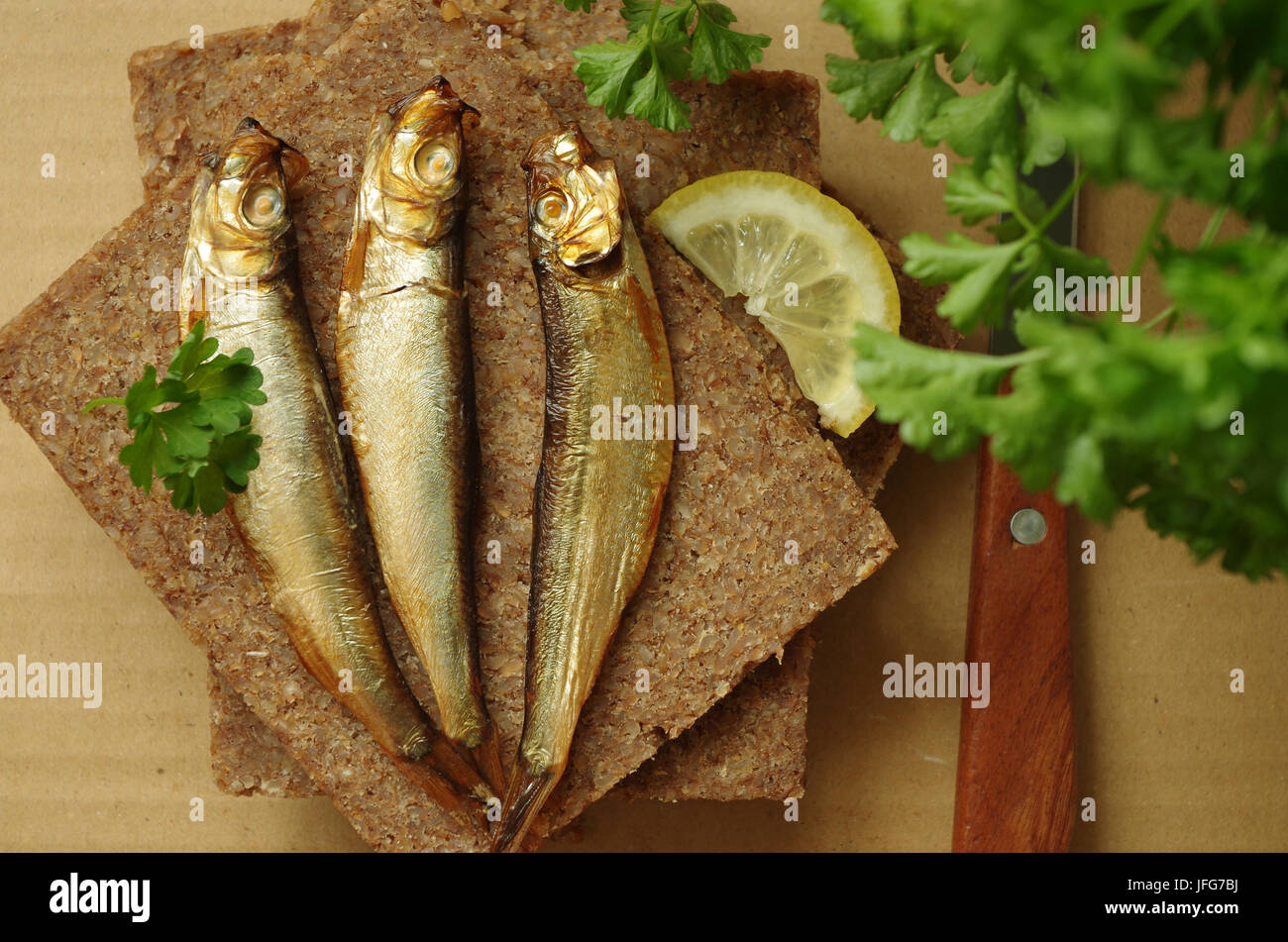 Geräucherte Sprotten mit Vollkornbrot Stockfoto