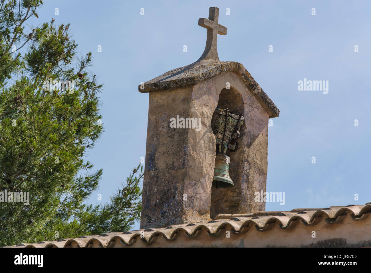 Kirchturm mit Glocke in spanischem Stil. Stockfoto