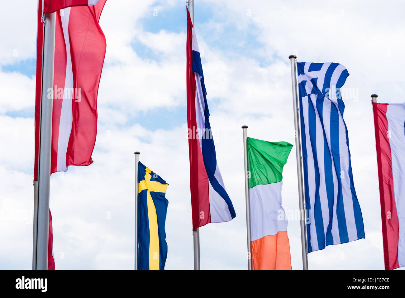 Die Länder Europas Flaggen vor blauem Himmel Stockfoto