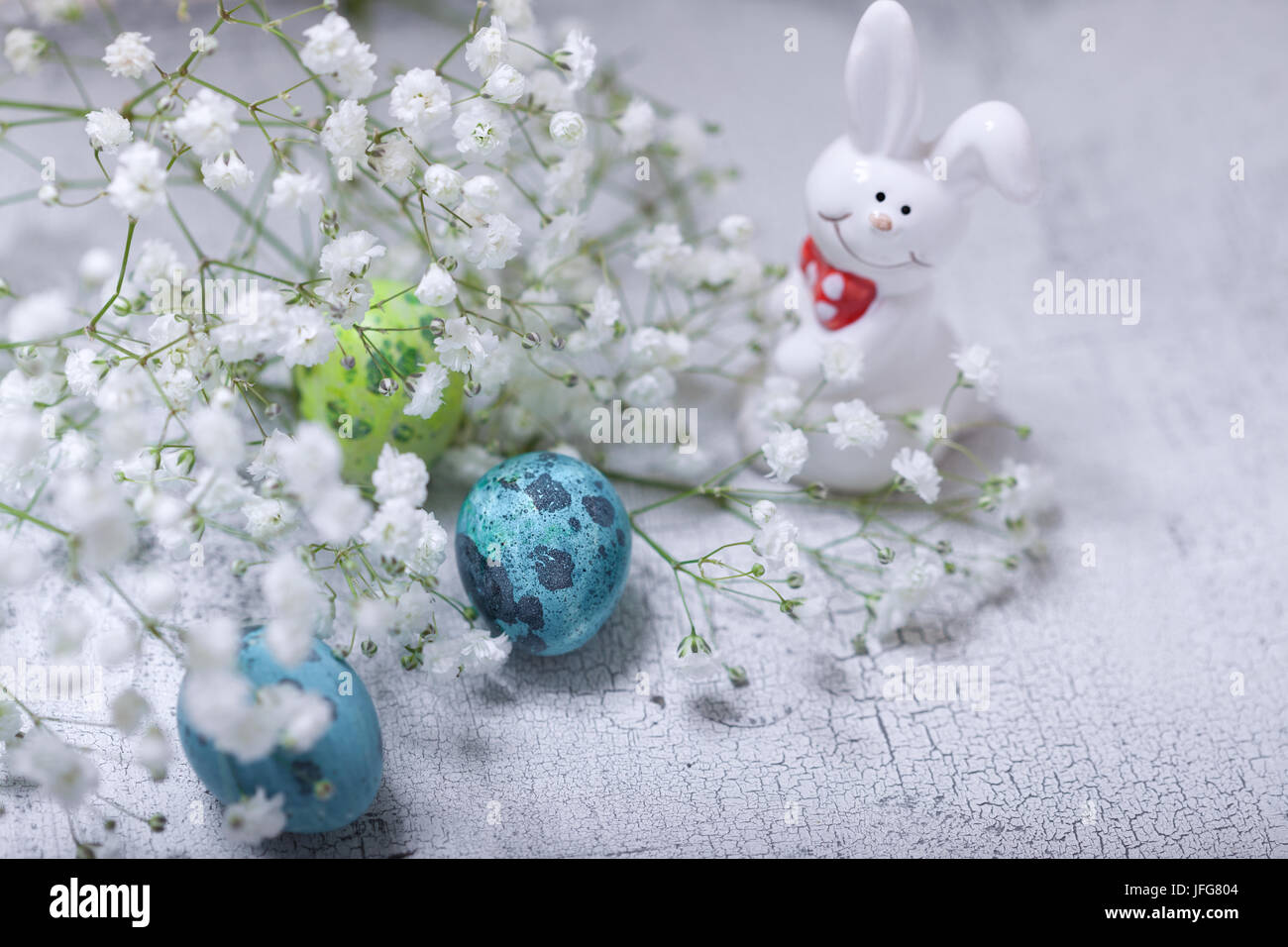 Eiern, Hasen und Blumen auf weißem Untergrund Stockfoto