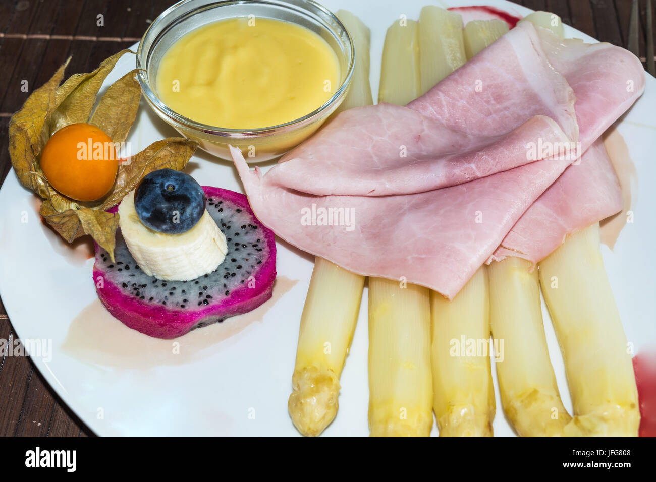 Einfache Spargel mit gekochtem Schinken Stockfoto