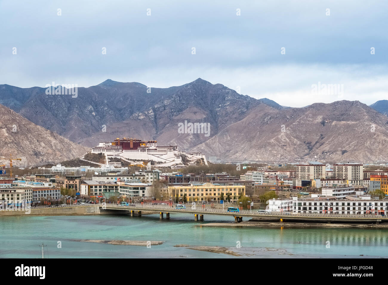 Der Lhasa Stadt in der Dämmerung einen Blick auf Stockfoto