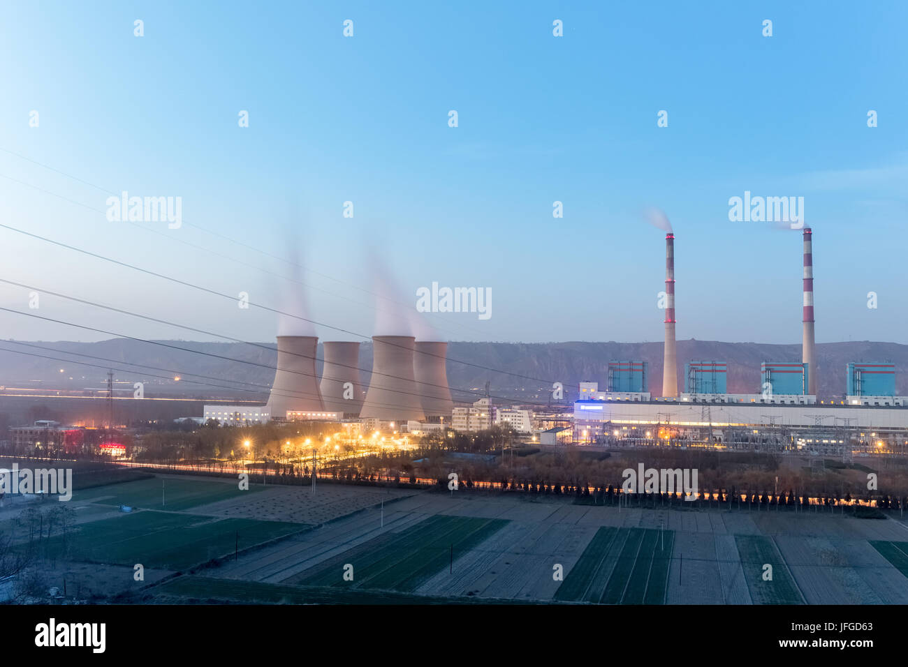 Modernes thermisches Kraftwerk in der Dämmerung Stockfoto