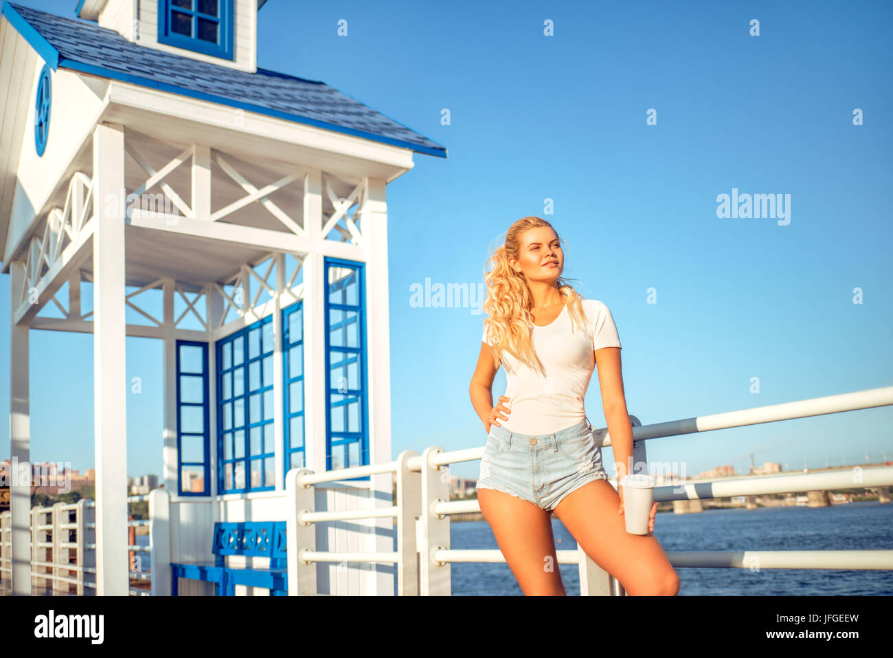 Lächelnd in die Sonne. Stockfoto