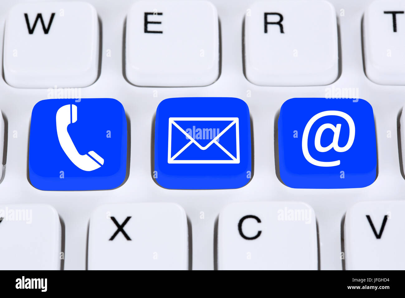 Kommunikation Kontakt mit Telefon, Brief oder E-Mail online Stockfoto