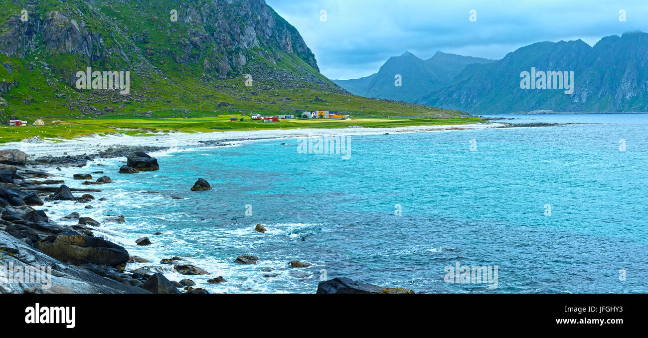 Haukland Strand Sommer Panorama (Norwegen, Lofoten). Stockfoto