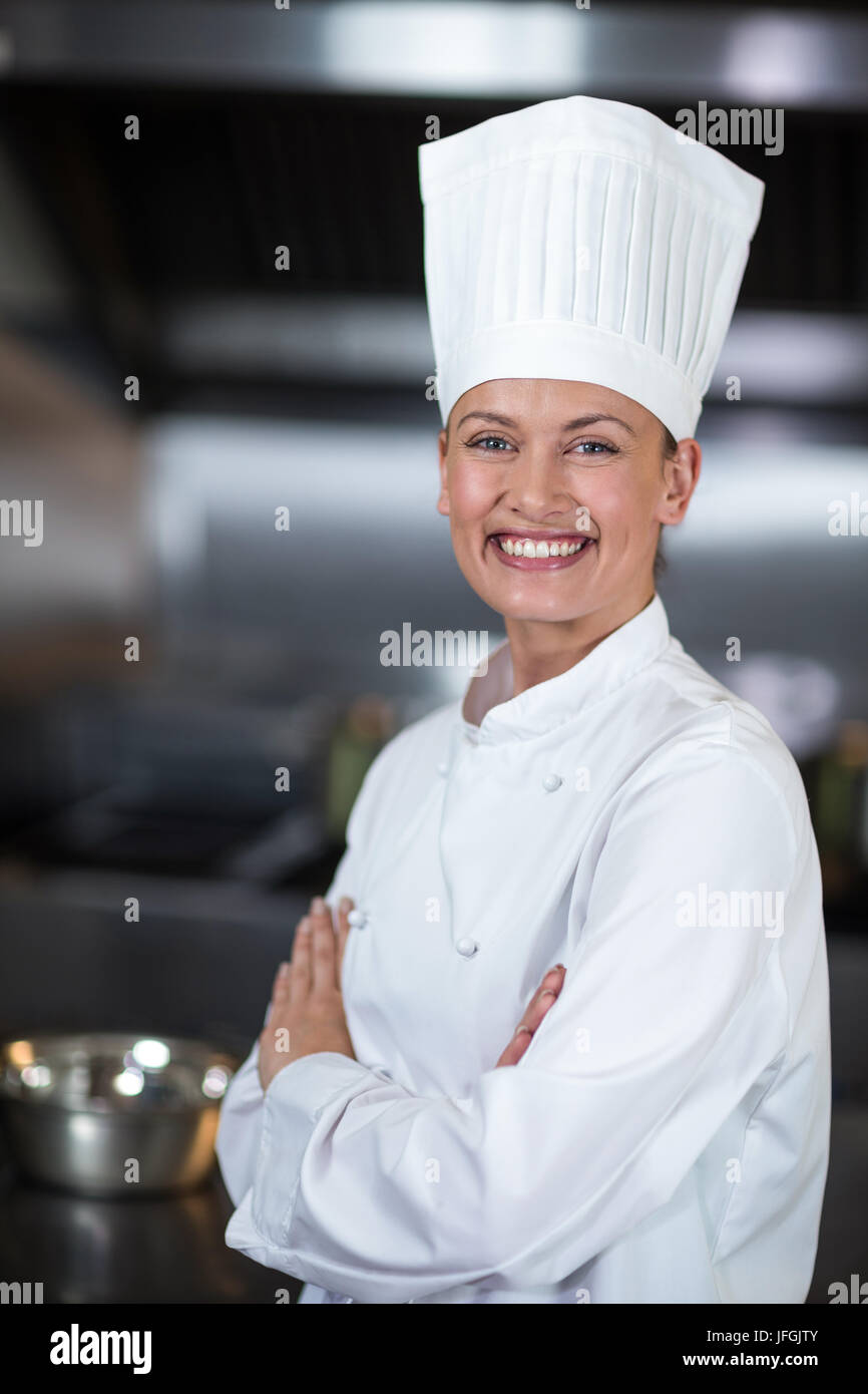 Portrait von zuversichtlich Köchin in der gewerblichen Küche Stockfoto
