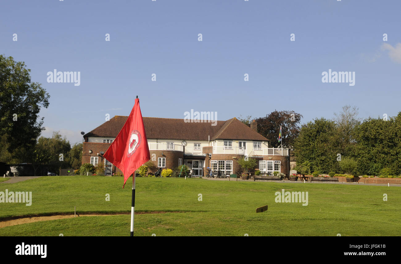 Blick auf das 18. Grün zum Clubhaus und Terrasse, Wrotham Heath Golf Club, Sevenoaks, Kent, England Stockfoto