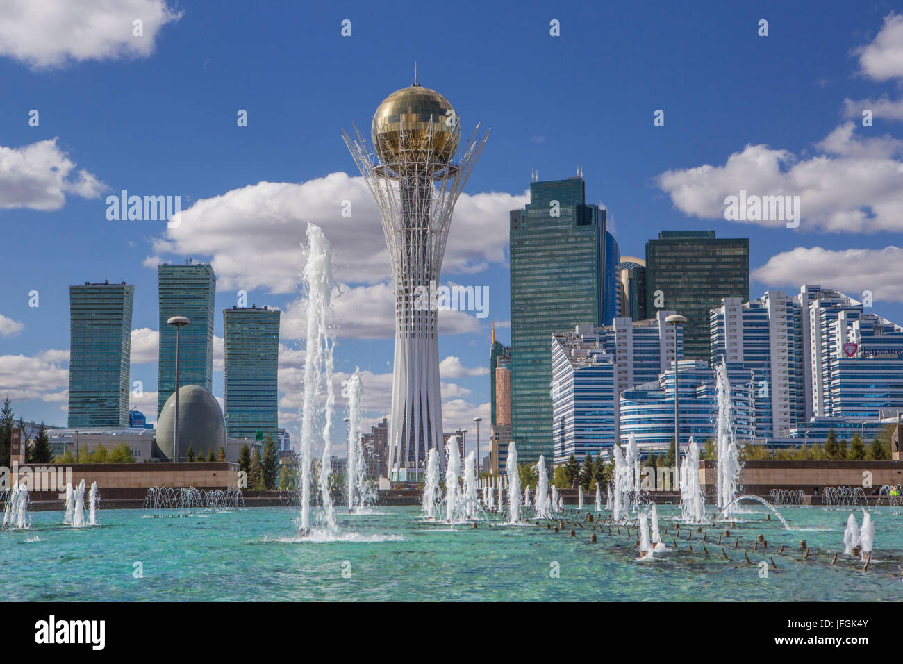 Kasachstan, Astana Stadt neue Administrative Stadt, Nurzhol Avenue, Bayterek Denkmal, singenden Brunnen Platz Stockfoto