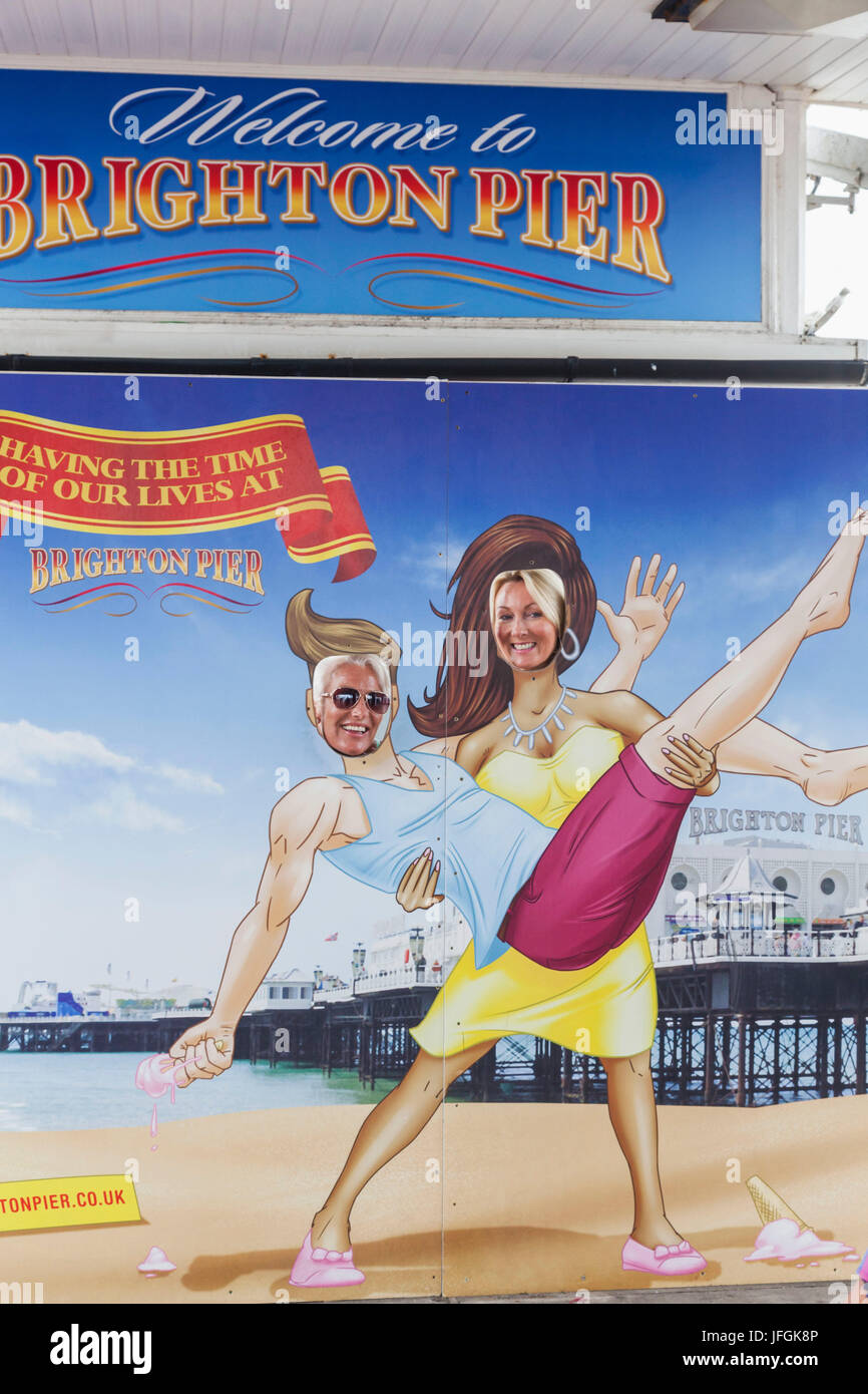 Pier von Brighton, Brighton, East Sussex, England Couple Posing für Erinnerungsfoto Stockfoto