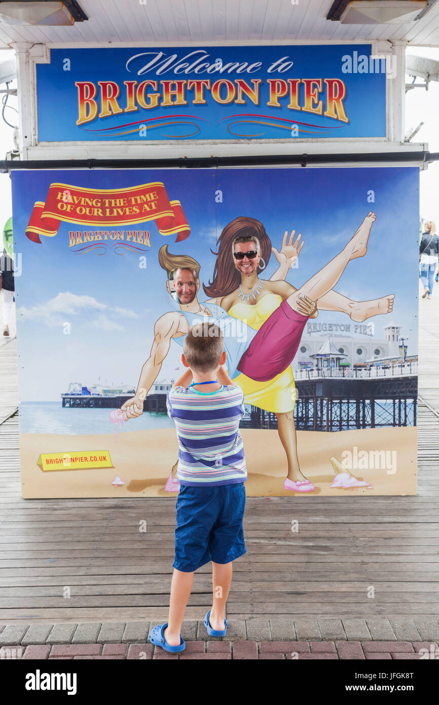 England, East Sussex, Brighton, Brighton Pier, junge Souvenir Bild von Eltern Stockfoto