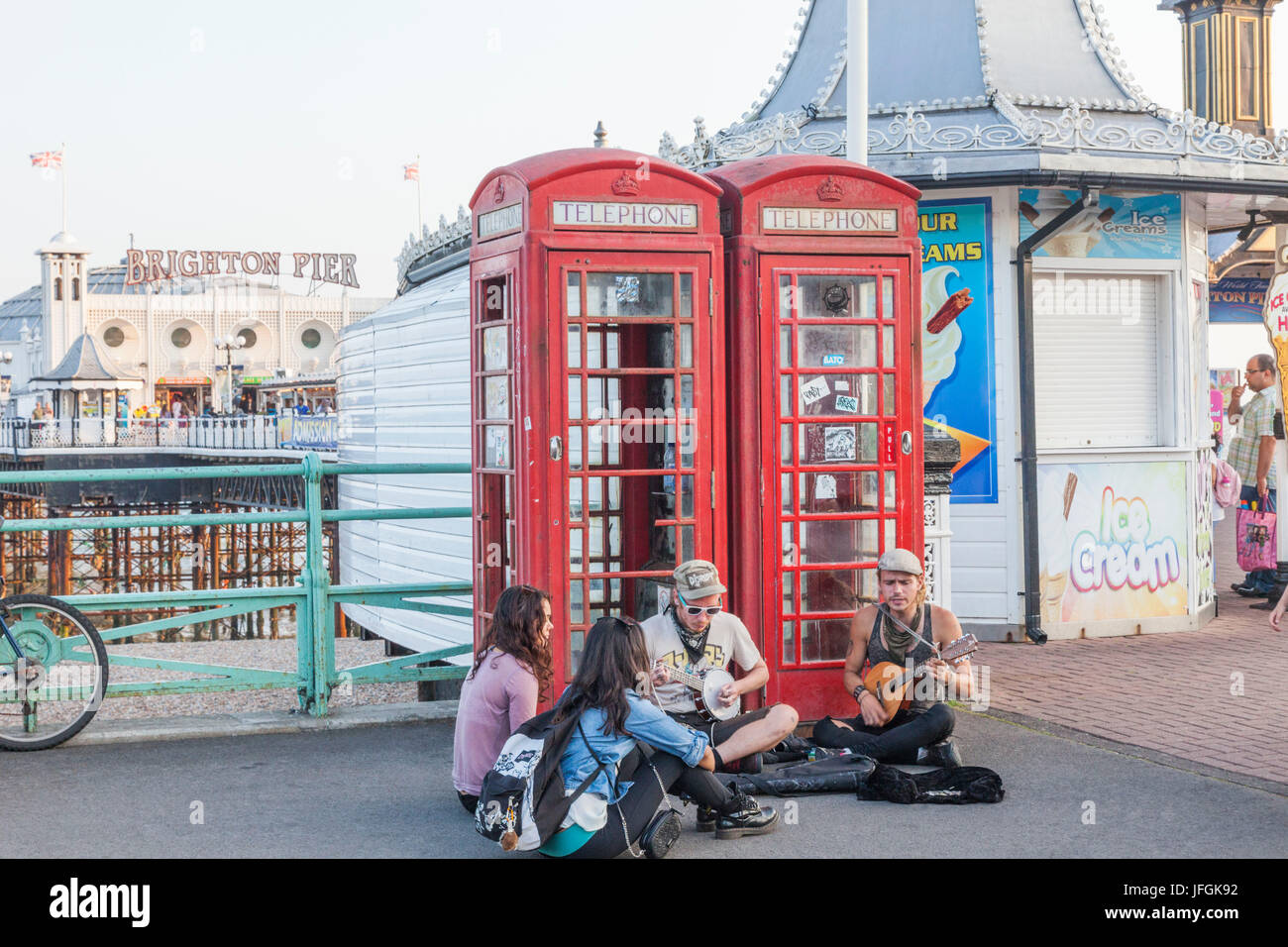 England, East Sussex, Brighton, Brighton Pier, Buskers Eingang zum Pier Stockfoto