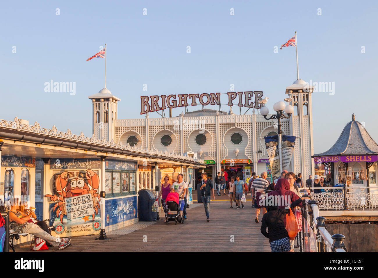 England, East Sussex, Brighton, Brighton Pier, Besucher zu Fuß auf Pier Stockfoto