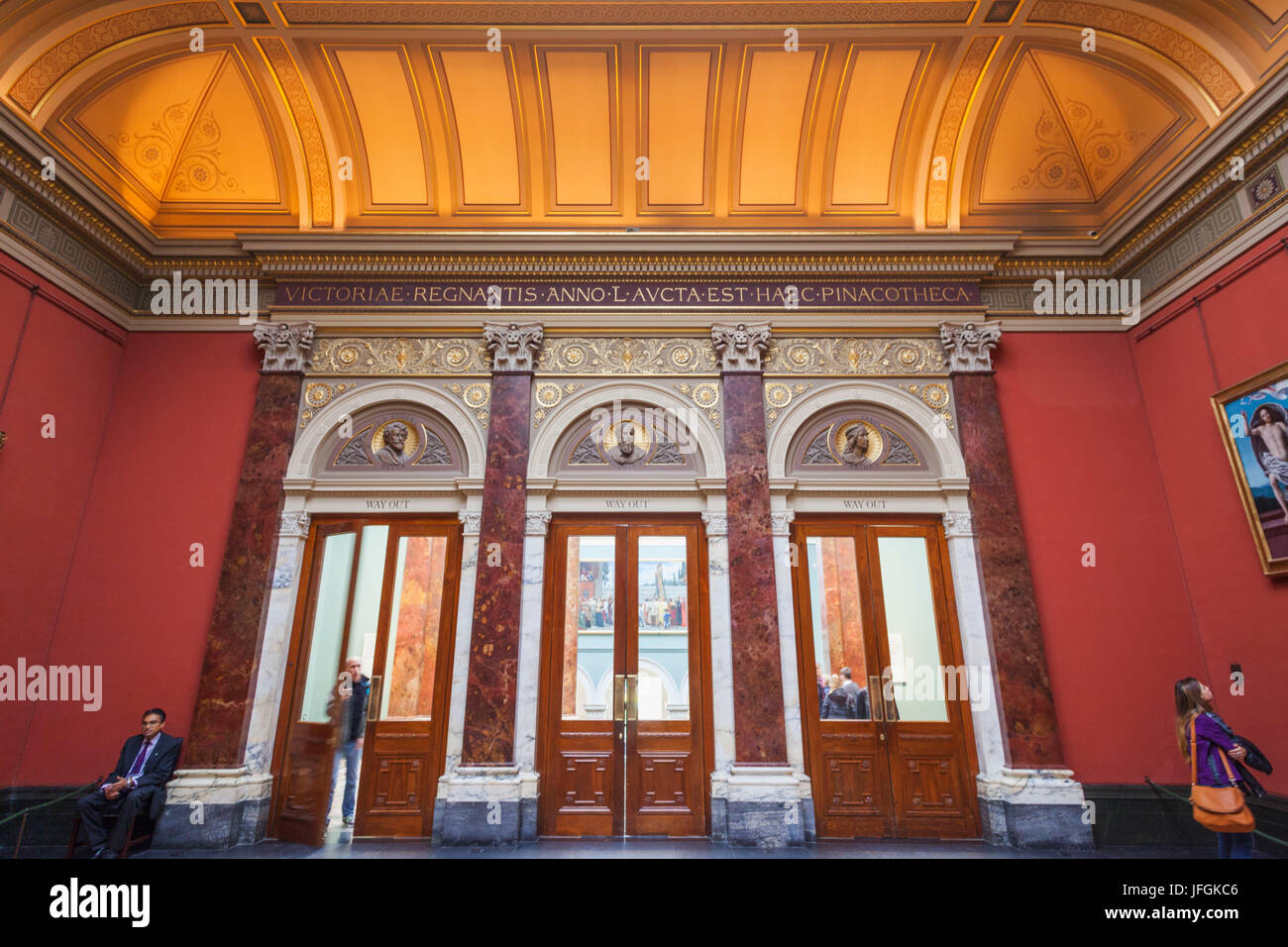 England, London, Trafalgar Square, der National Gallery in der Central Hall-Tür Stockfoto