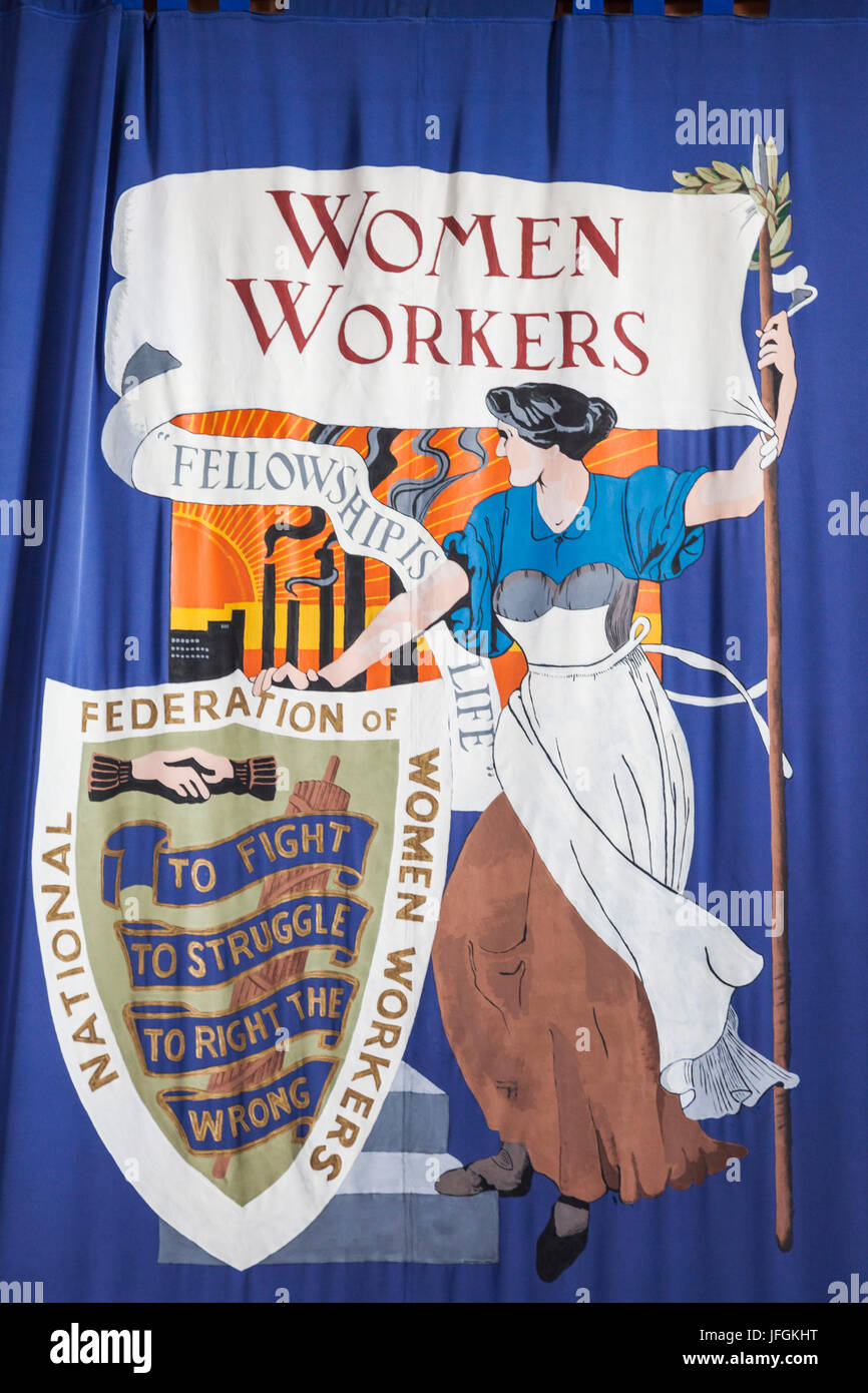 England, Birmingham, Dudley, das Black Country Living Museum, historische Frauen Arbeiter Union Banner Stockfoto