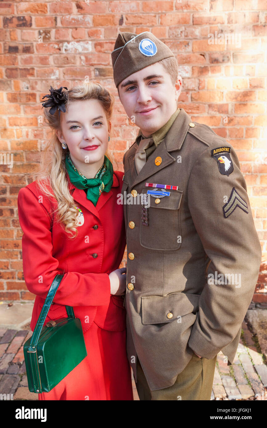 England, Cheshire, Ellesmere Port, National Waterways Museum, paar in WWII Ära militärischen Uniform gekleidet und Kleid Stockfoto