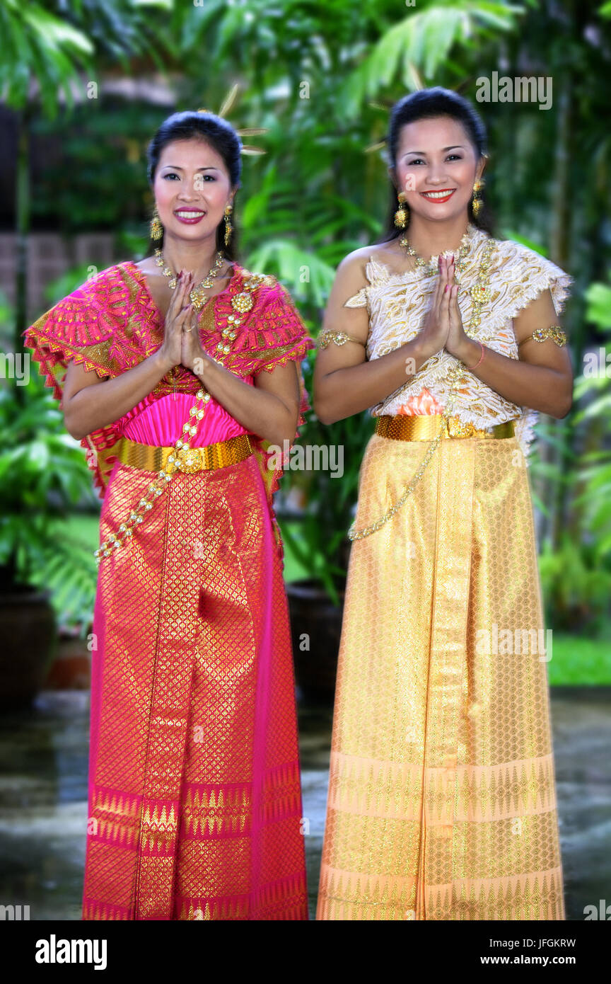 Zwei Thai-Frau halten Hände in traditionellen Willkommensschild. Phuket, Thailand. 18, 19, 20, 21, 24, 25, 29, 30, 31, 34, 35, 39 Jahre alt Stockfoto
