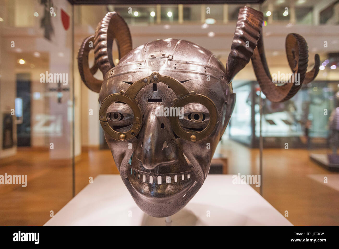 England, Yorkshire, Leeds, The Royal Armouries Museum, das aus dem 16. Jahrhundert gehörnter Helm gemacht für König Henry VIII von Konrad Seusenhofer Innsbruck Stockfoto