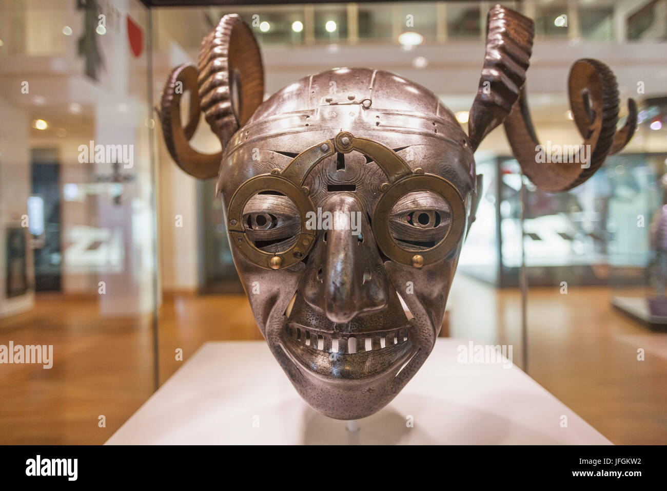 England, Yorkshire, Leeds, The Royal Armouries Museum, das aus dem 16. Jahrhundert gehörnter Helm gemacht für König Henry VIII von Konrad Seusenhofer Innsbruck Stockfoto