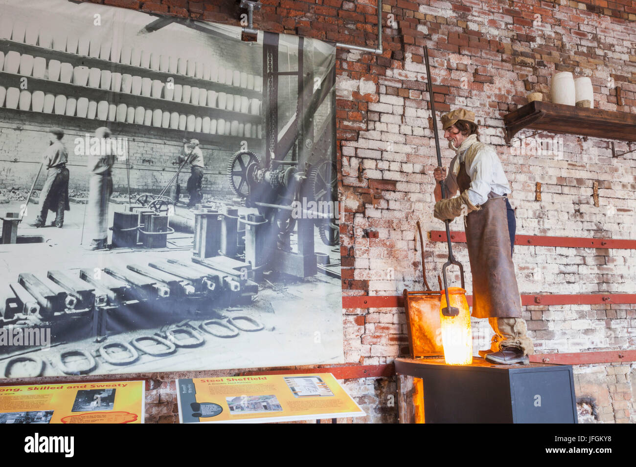 Yorkshire, England, Sheffield, Kelham Insel-Museum, Ausstellung des historischen Stahlerzeugung Stockfoto