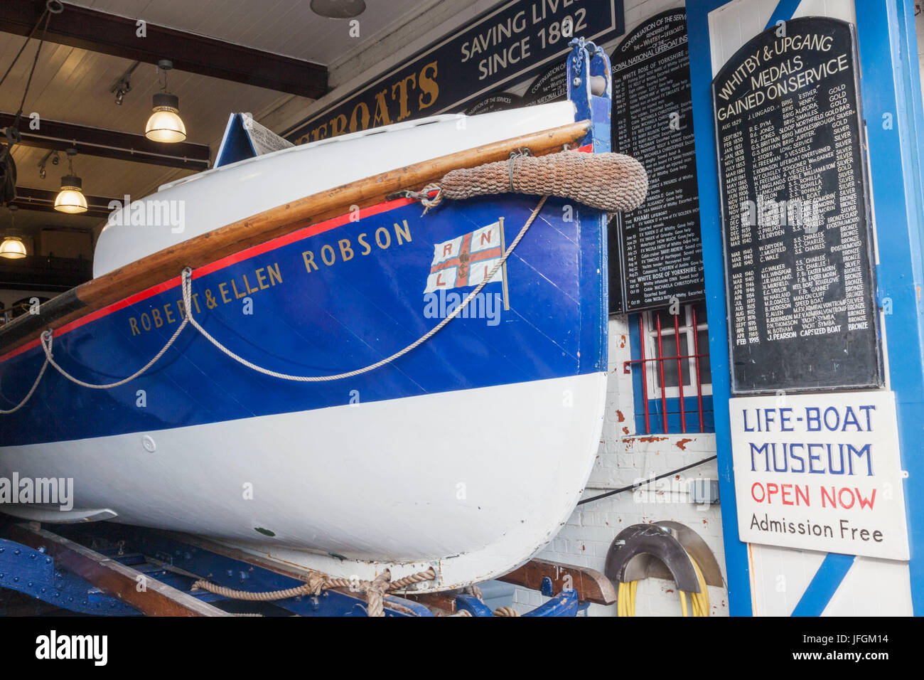 England, Yorkshire, Whitby, Whitby Rettungsboot-Museum, Rettungsboot und Aufzeichnung von Rettungen Stockfoto