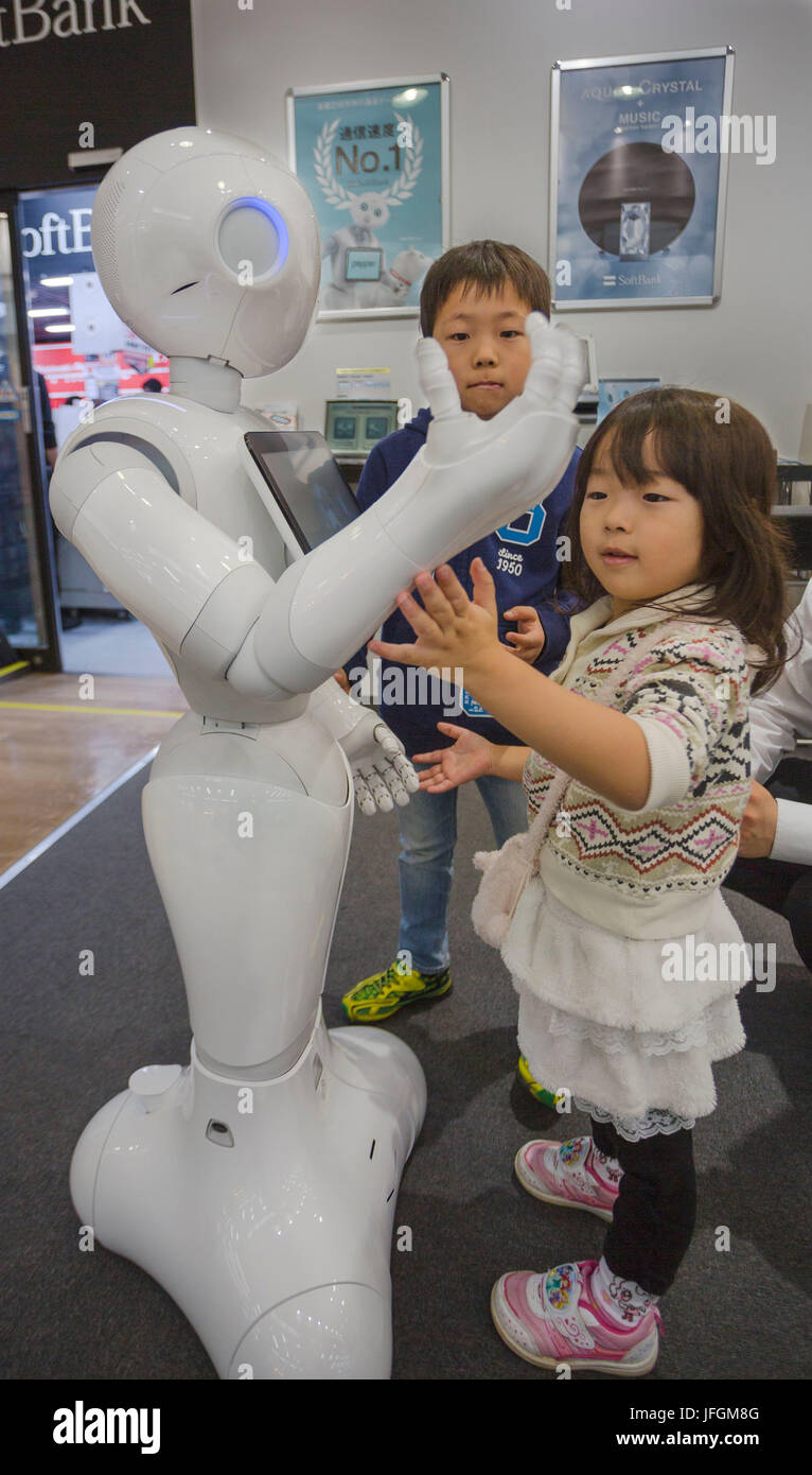 Japan, Tokyo City, Akihabara Electric Town, Kinder spielen mit Roboter Stockfoto