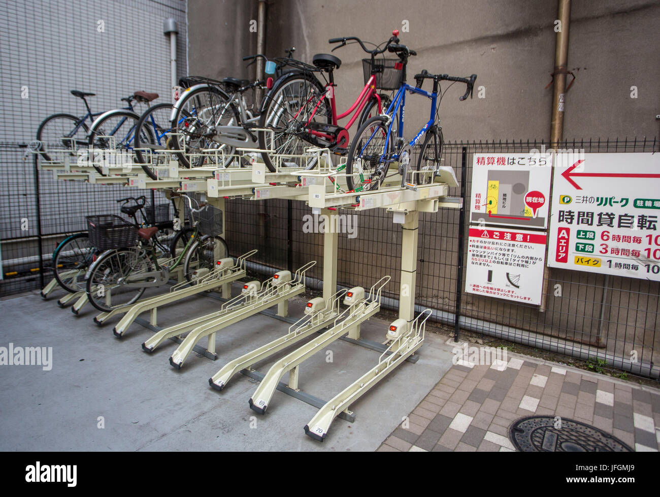 Japan, Tokyo City Shinjuku Bezirk, Fahrräder, Parkplatz Stockfoto