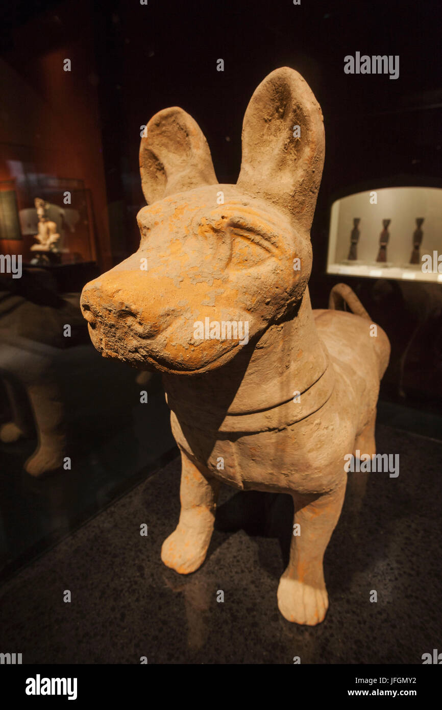 China, Shanghai, Shanghai Museum, östliche Han Dynastie (25-220 n. Chr.) Keramik Figur eines Hundes Stockfoto