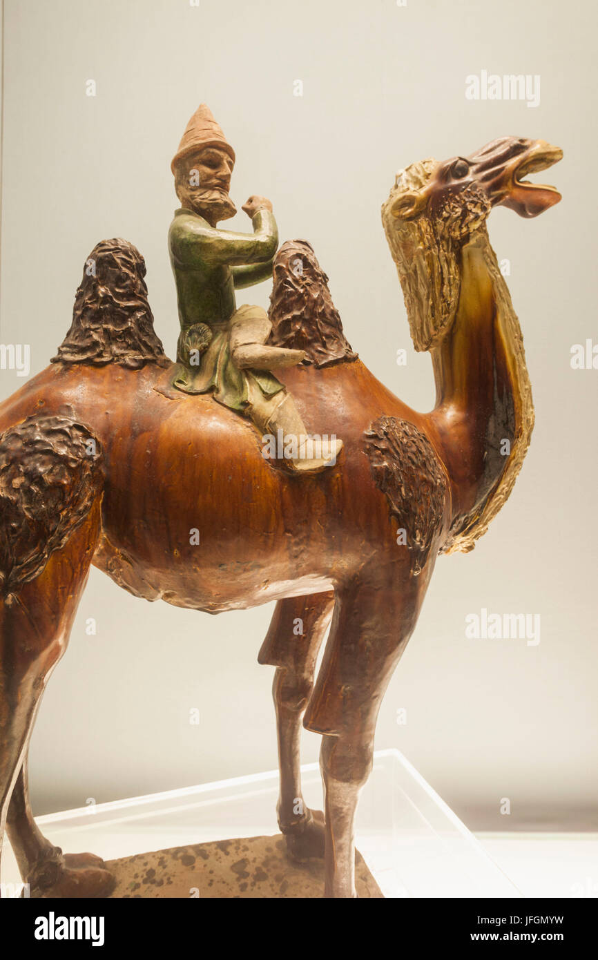 China, Shanghai, Shanghai Museum, Tang-Dynastie (618-907 n. Chr.) glasierte Keramik Statue eines Mannes auf einem Kamel Musikinstrument spielen Stockfoto