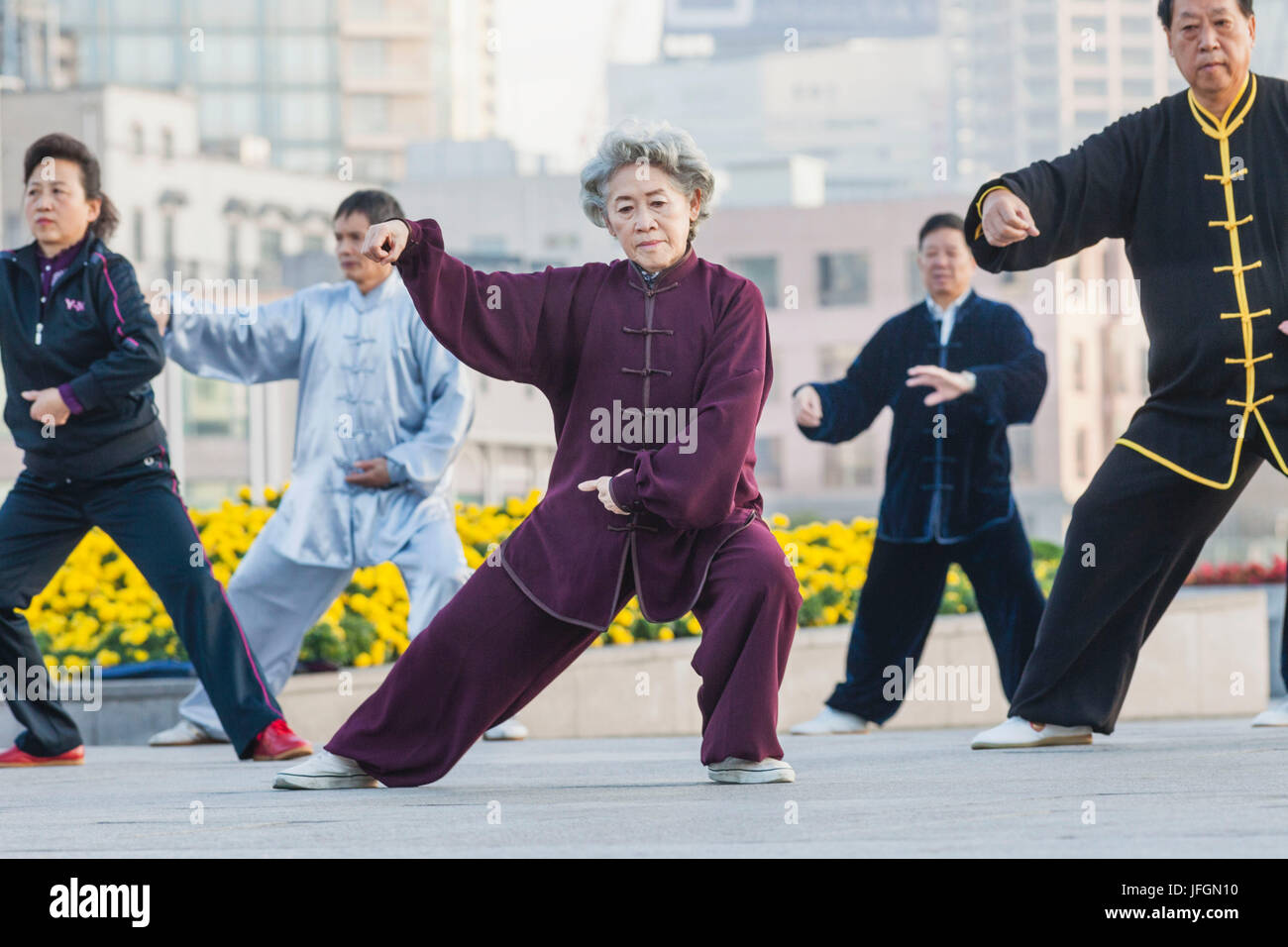 China, Shanghai, Bund, ältere paar praktizieren Tai chi Stockfoto