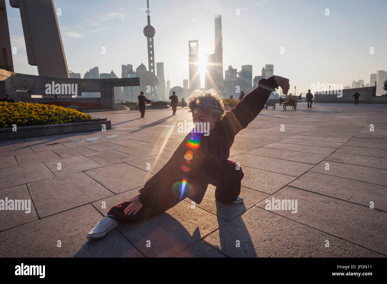 China, Shanghai, Bund, ältere Dame üben Tai chi Stockfoto