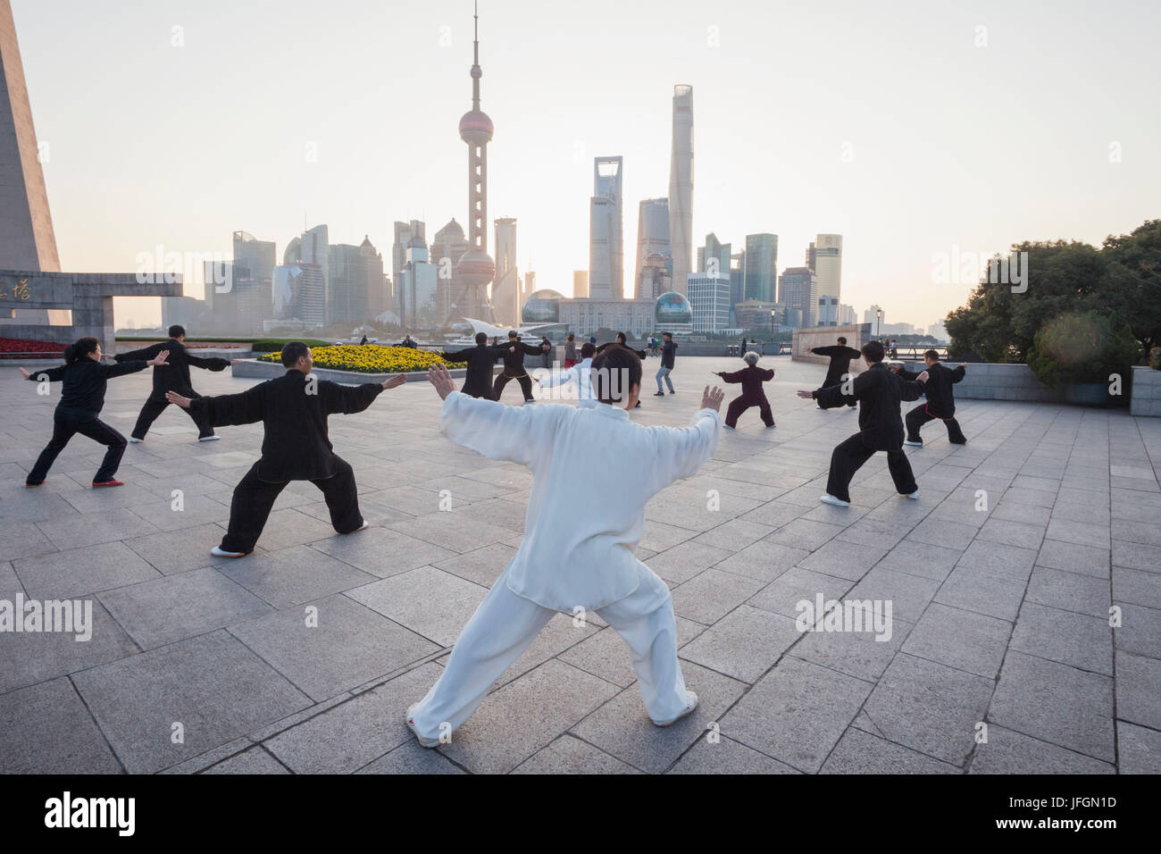 China, Shanghai, Bund, Gruppe praktizieren Tai chi Stockfoto