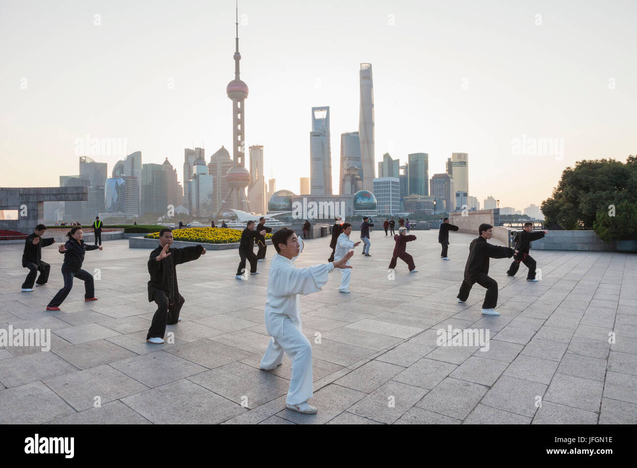 China, Shanghai, Bund, Gruppe praktizieren Tai chi Stockfoto