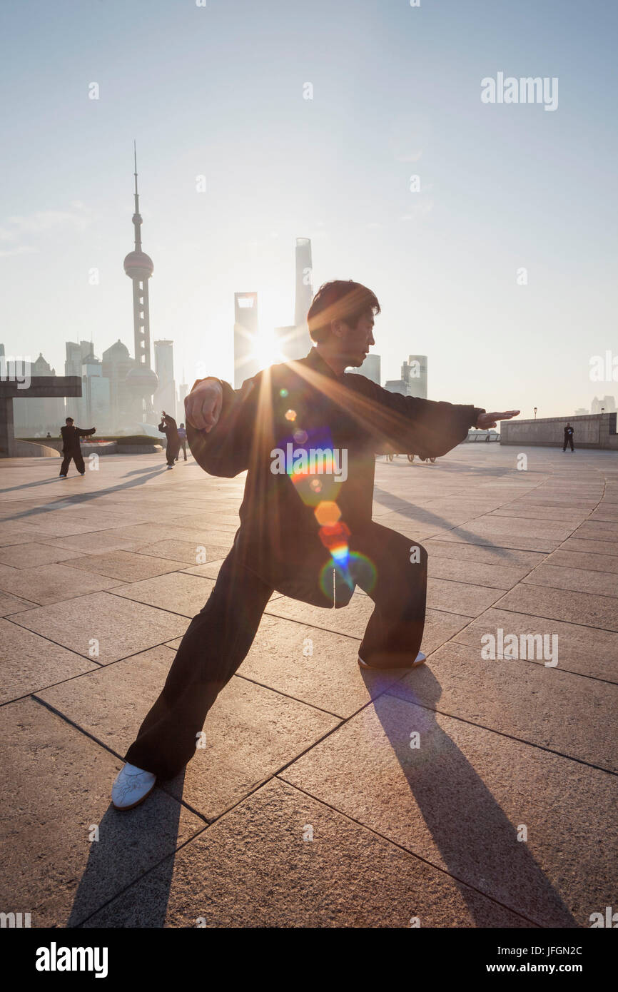 China, Shanghai, Bund, Mann üben Tai chi Stockfoto