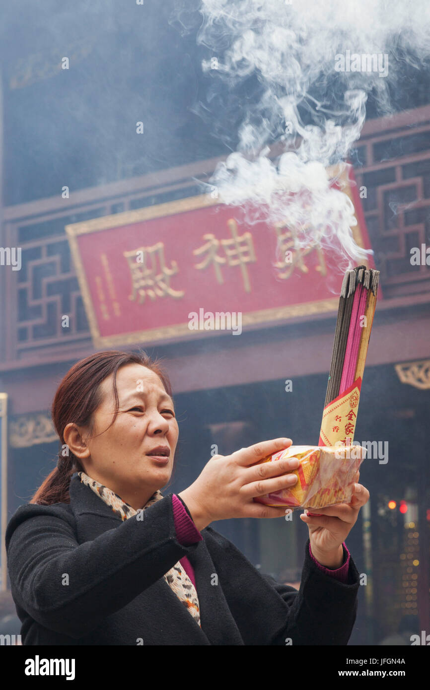 China, Shanghai Yuyuan Garten, Stadt Gottes Tempel Shanghai, Dame mit Weihrauch zu beten Stockfoto