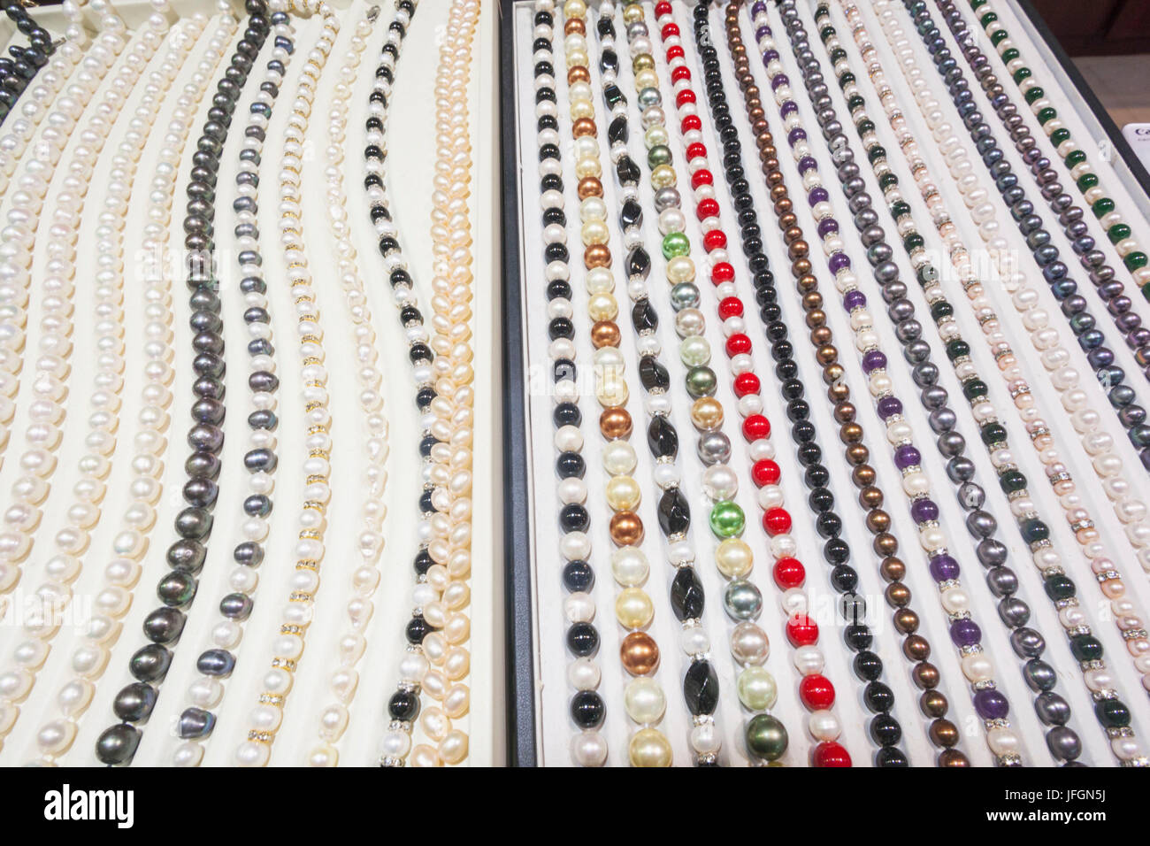 China, Shanghai, Yu-Garten, Pearl Shop, Anzeige von Perlenketten Stockfoto