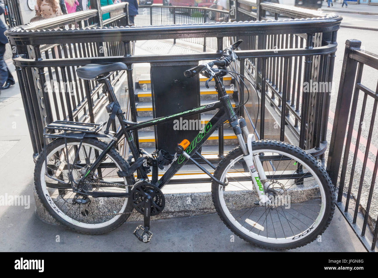 England, London, City of London, Fahrrad, Geländer gesperrt Stockfoto