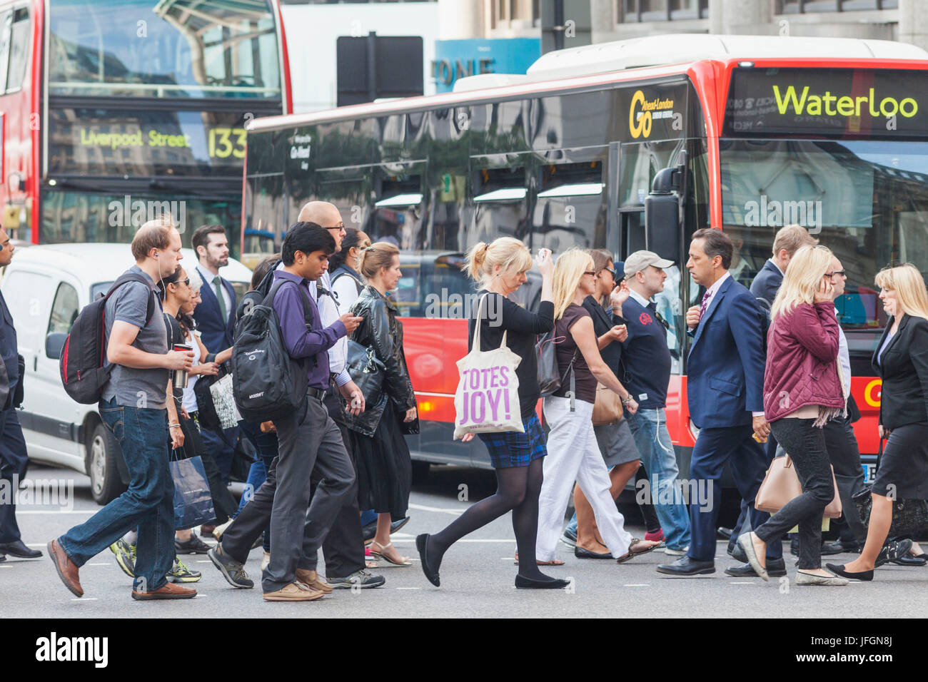 England, London, City of London, Bus und Fußgänger Stockfoto