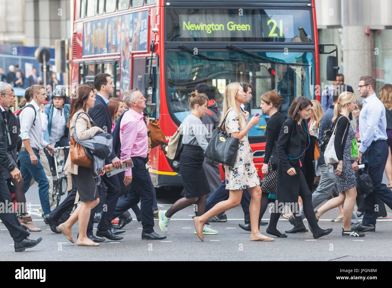 England, London, City of London, Bus und Fußgänger Stockfoto
