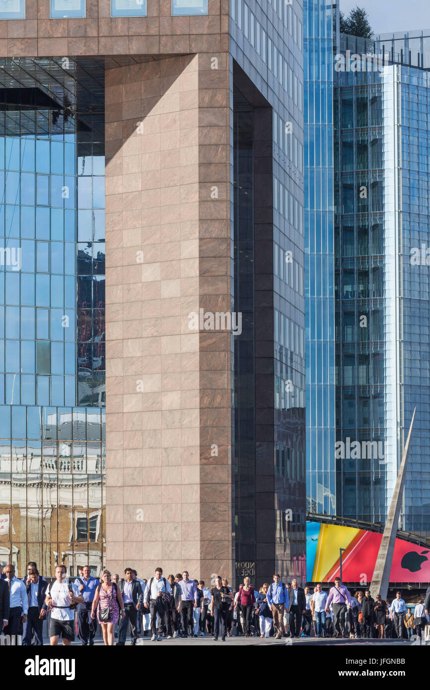 England, London, Pendler Kreuzung London Bridge Stockfoto